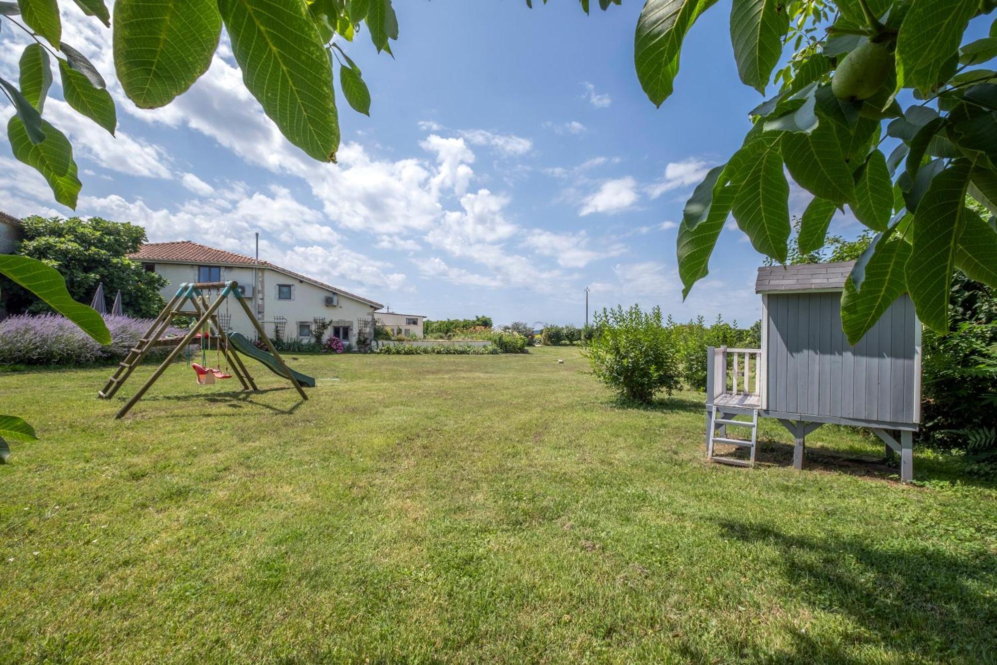 Bed and Breakfast Domaine Chez Les Rois Berneuil  Екстер'єр фото