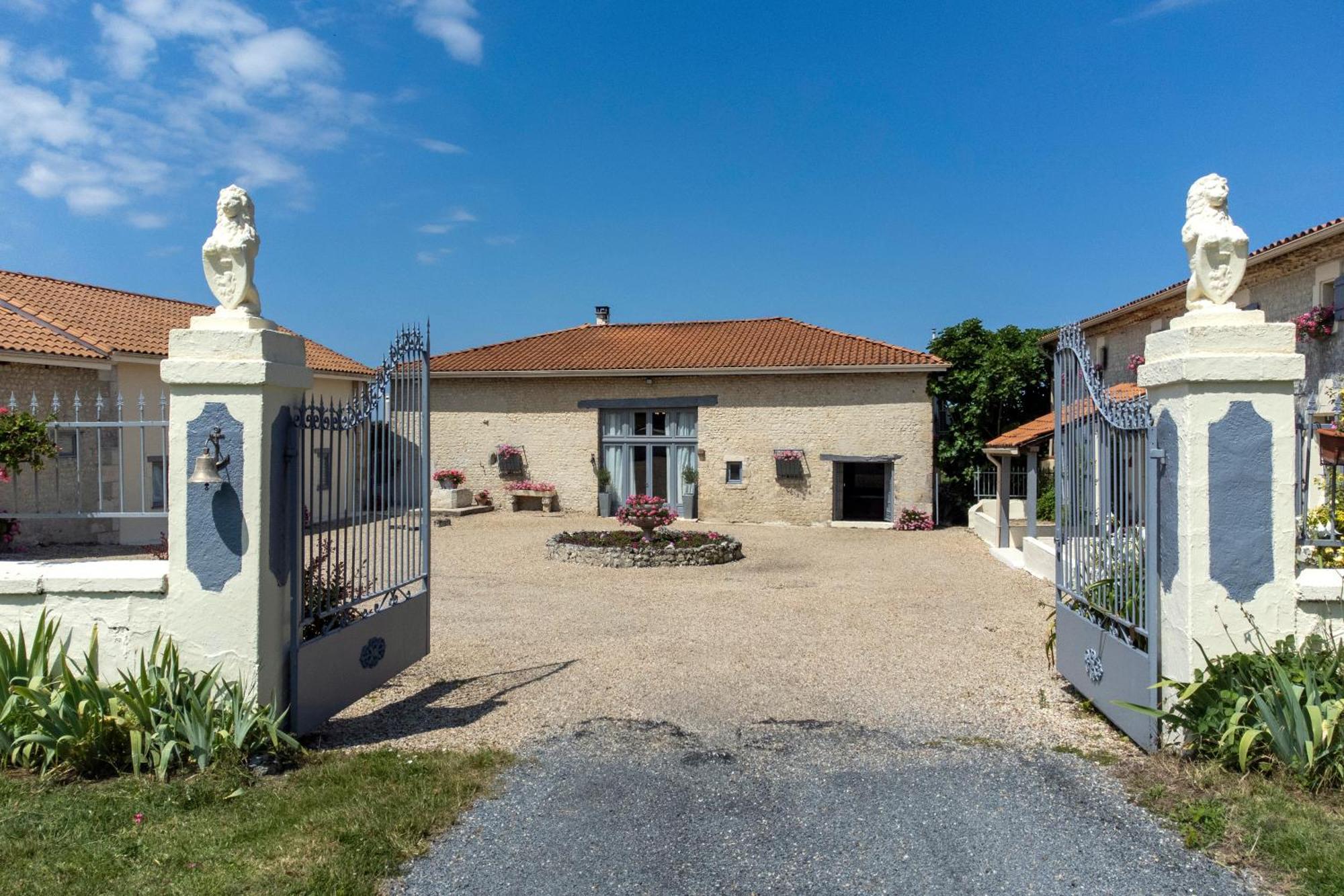 Bed and Breakfast Domaine Chez Les Rois Berneuil  Екстер'єр фото